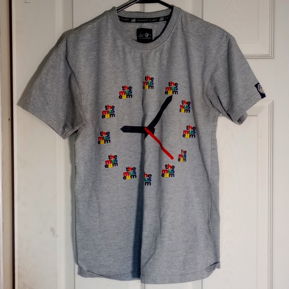 Museum T-shirt clock Gray Like New